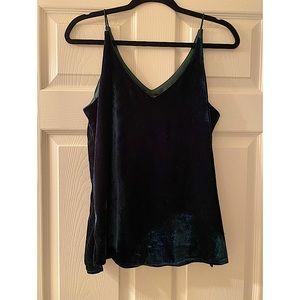🎄NWOT Gorgeous Emerald Green Top🎄